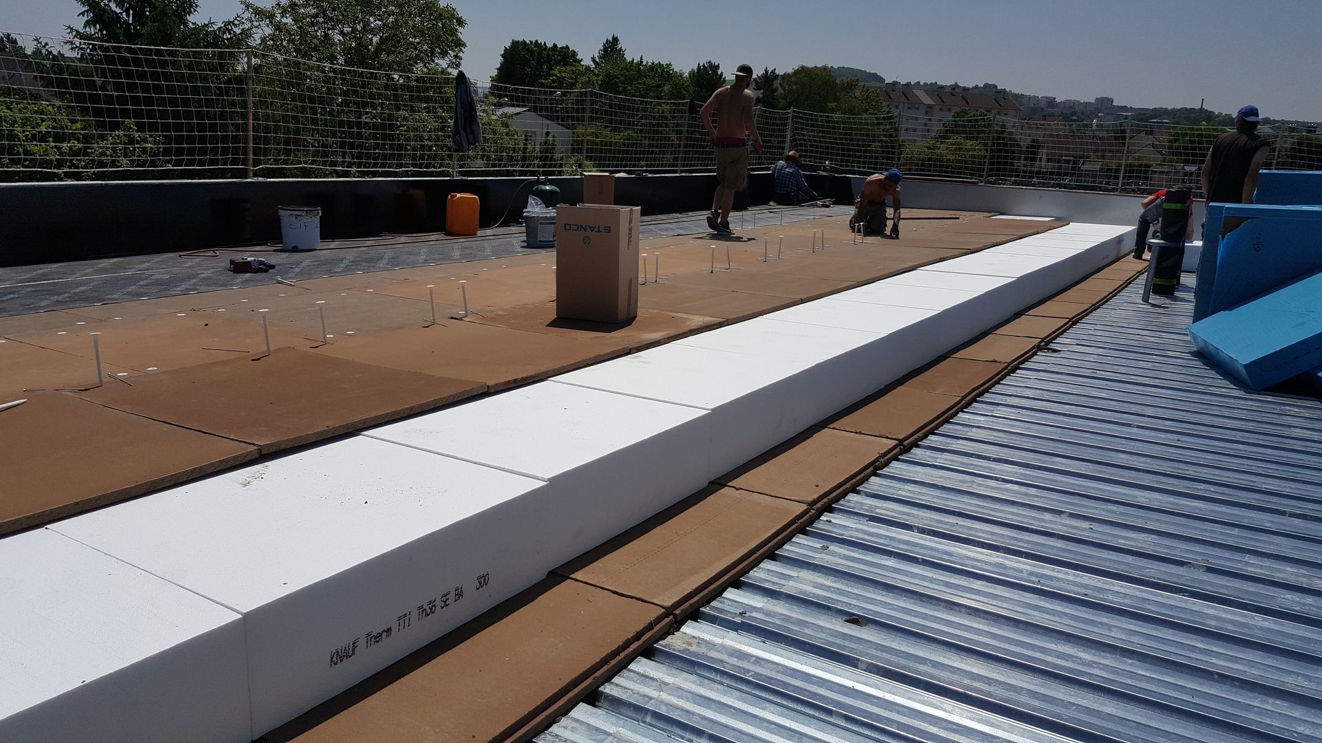 Différente couche de matériaux pour l'installation d'une toiture plate