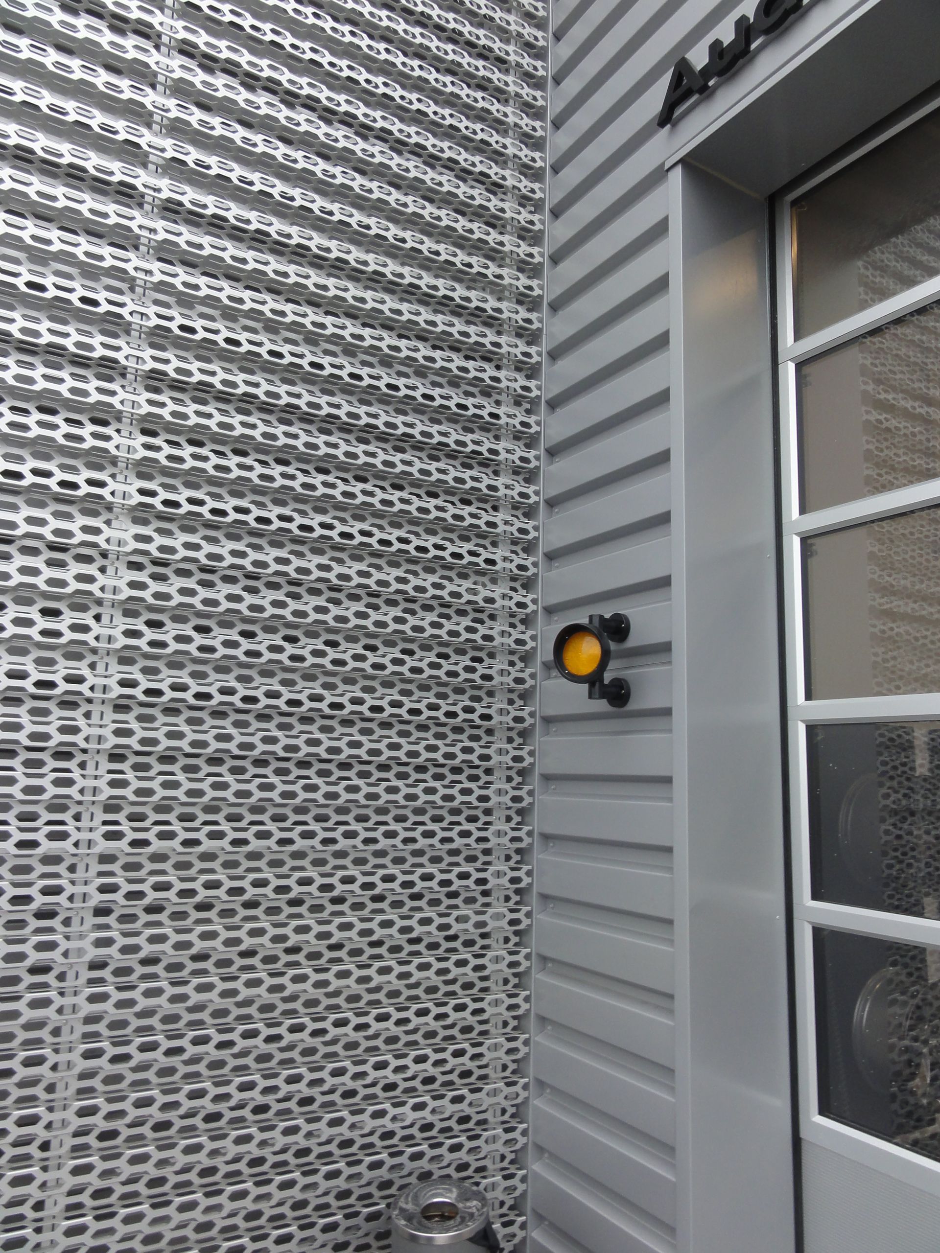 Bardage en plaques métalliques de l'angle d'un bâtiment d'un concessionnaire