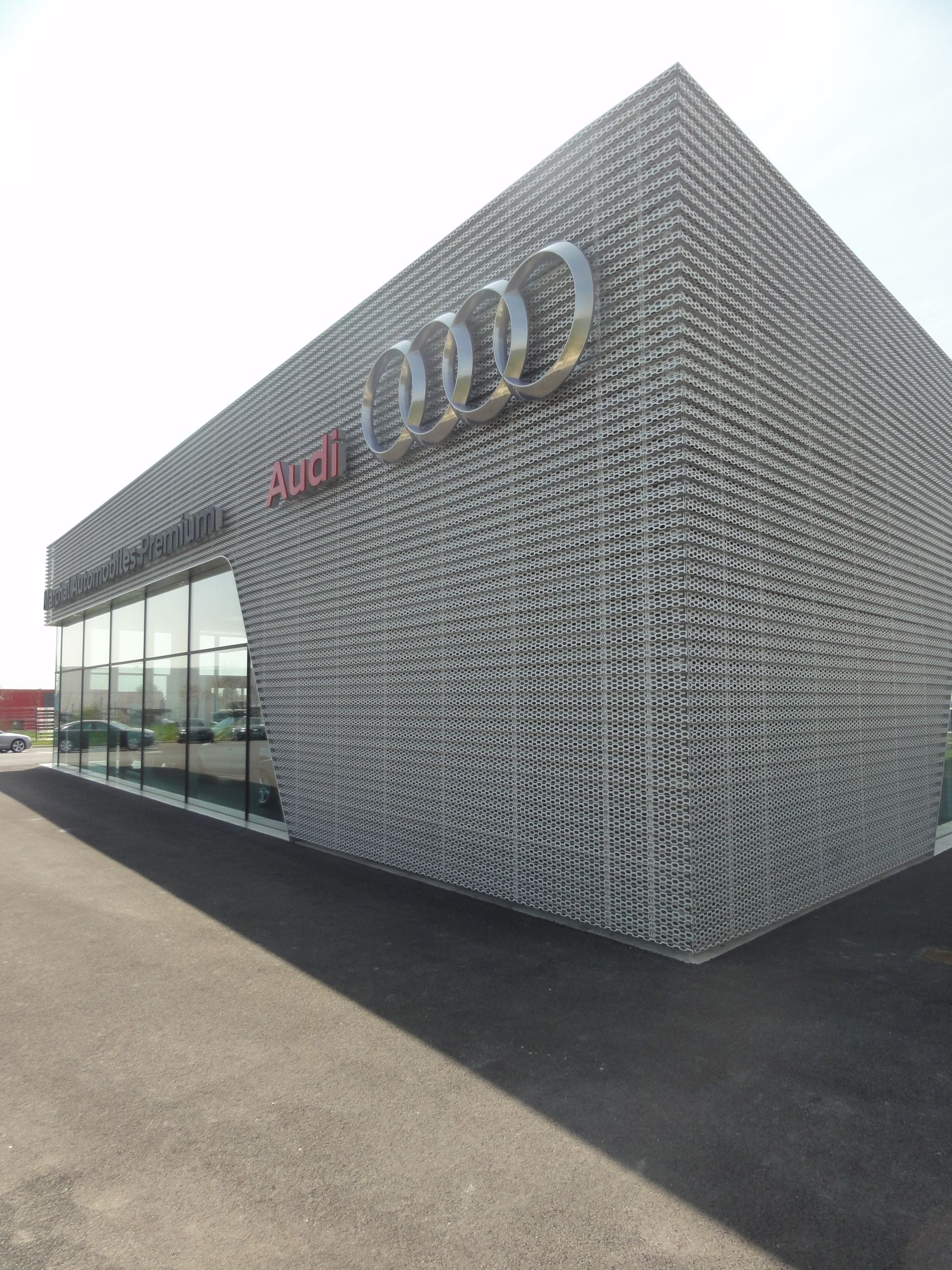 Bardage métallique d'une concession automobile