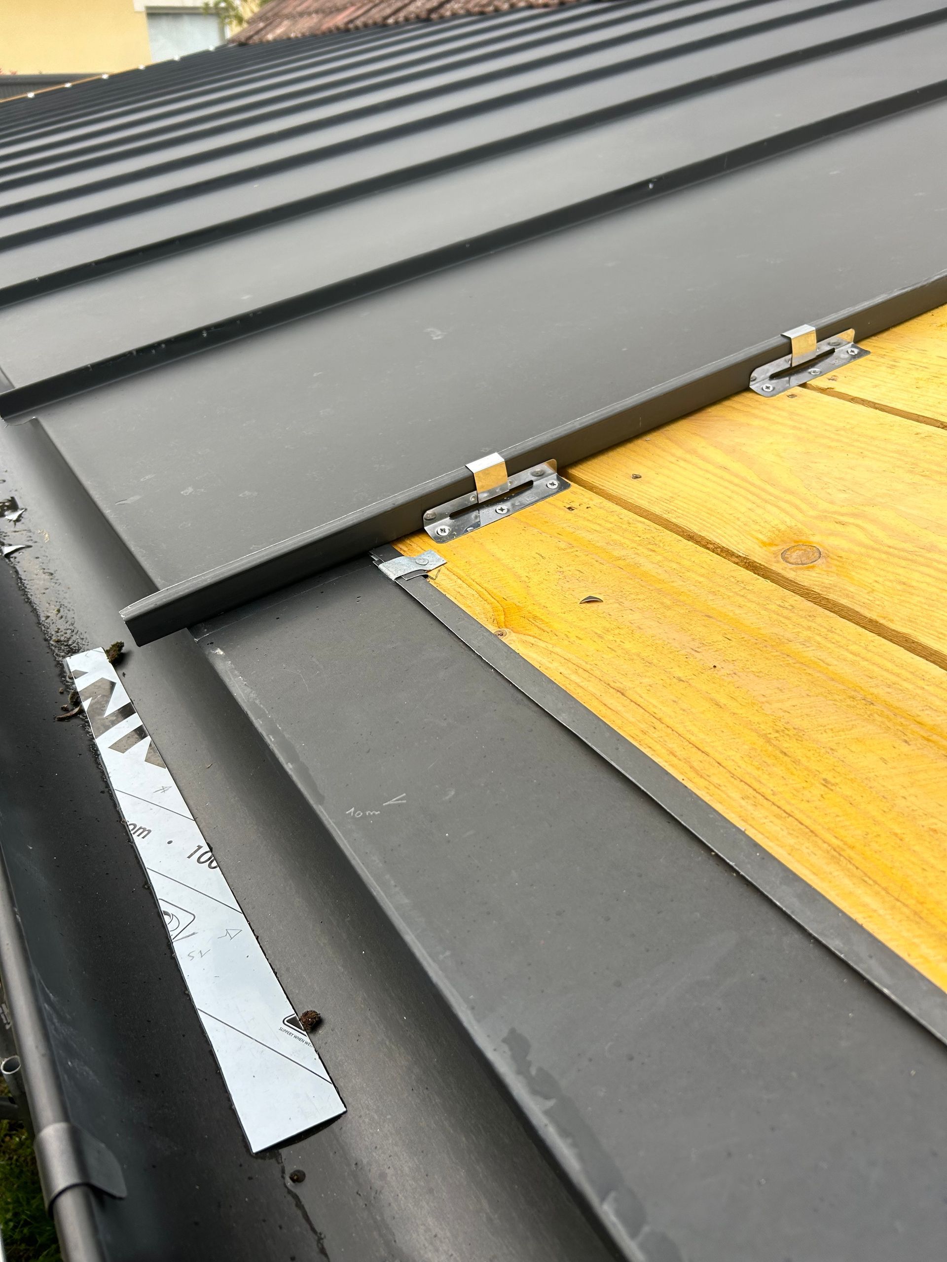 Gros plan d'une couverture joint debout