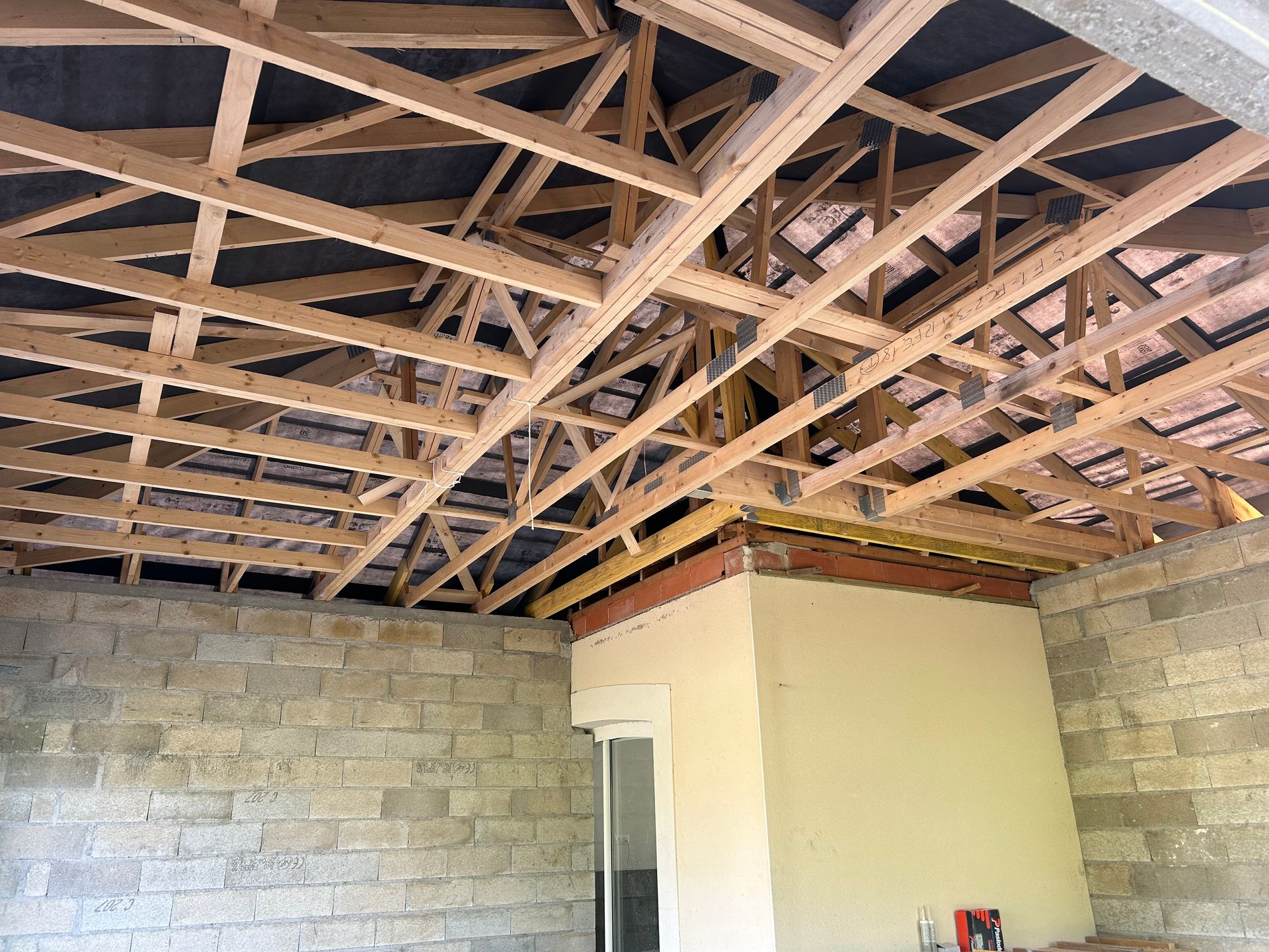 Vue du dessous d'une charpente en bois d'un batiment