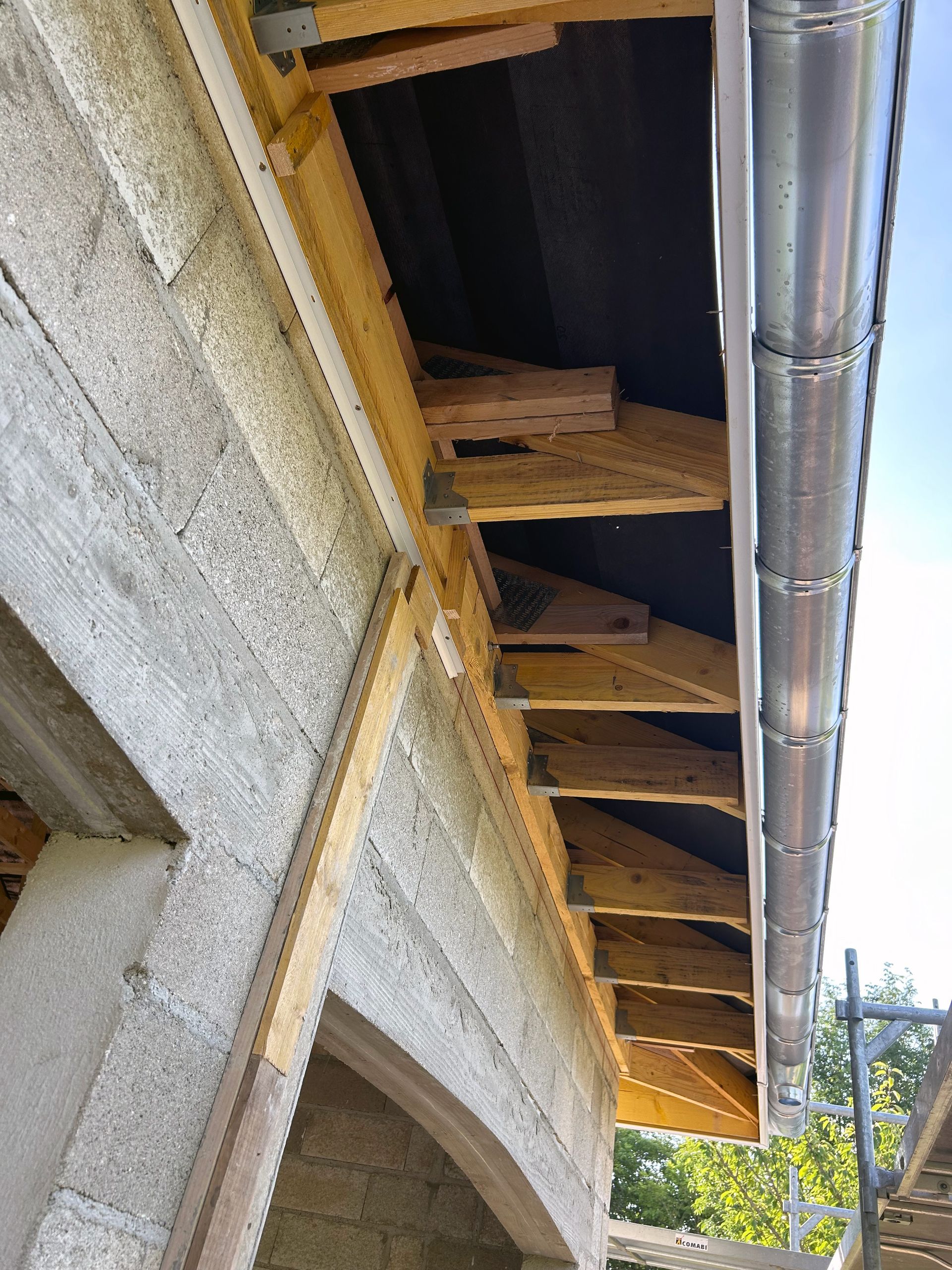 Vue du dessous d'une gouttière en zinc