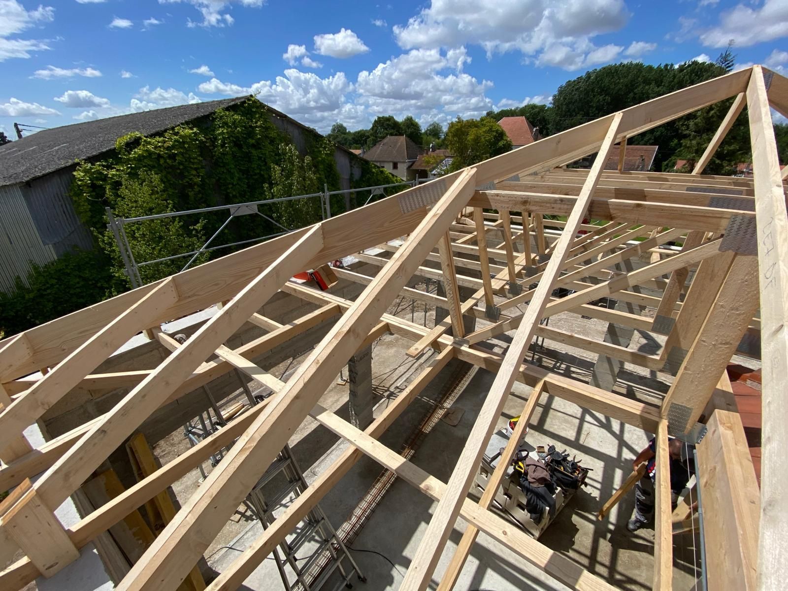 Vue au dessus d'une chapente en bois nu d'une maison en construction