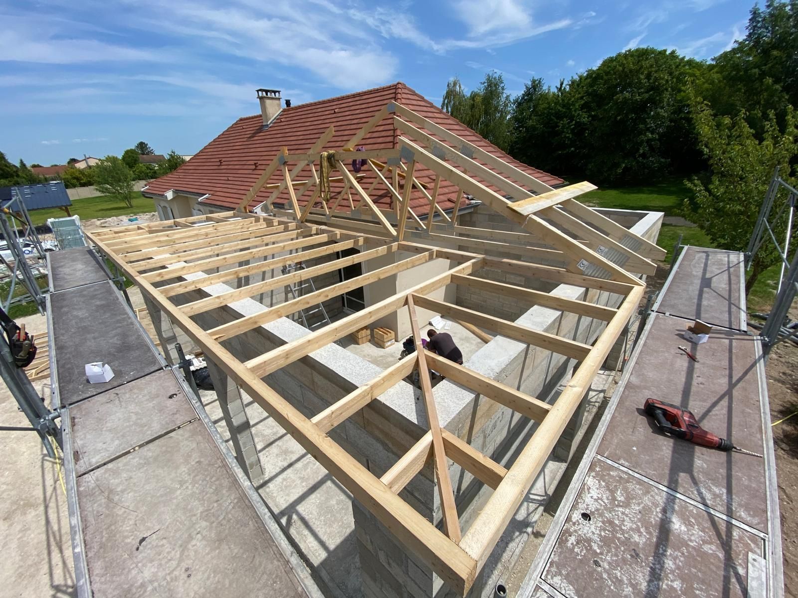 Charpente d'une extension de maison en construction en cours de pose