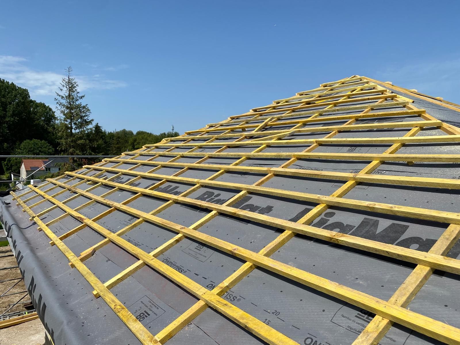 Toiture apparente d'une sur une bache de protection