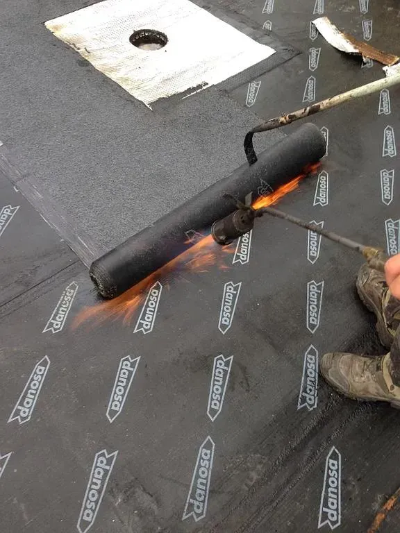 Pose d'une membrane d'étanchéité sur un toit plat 