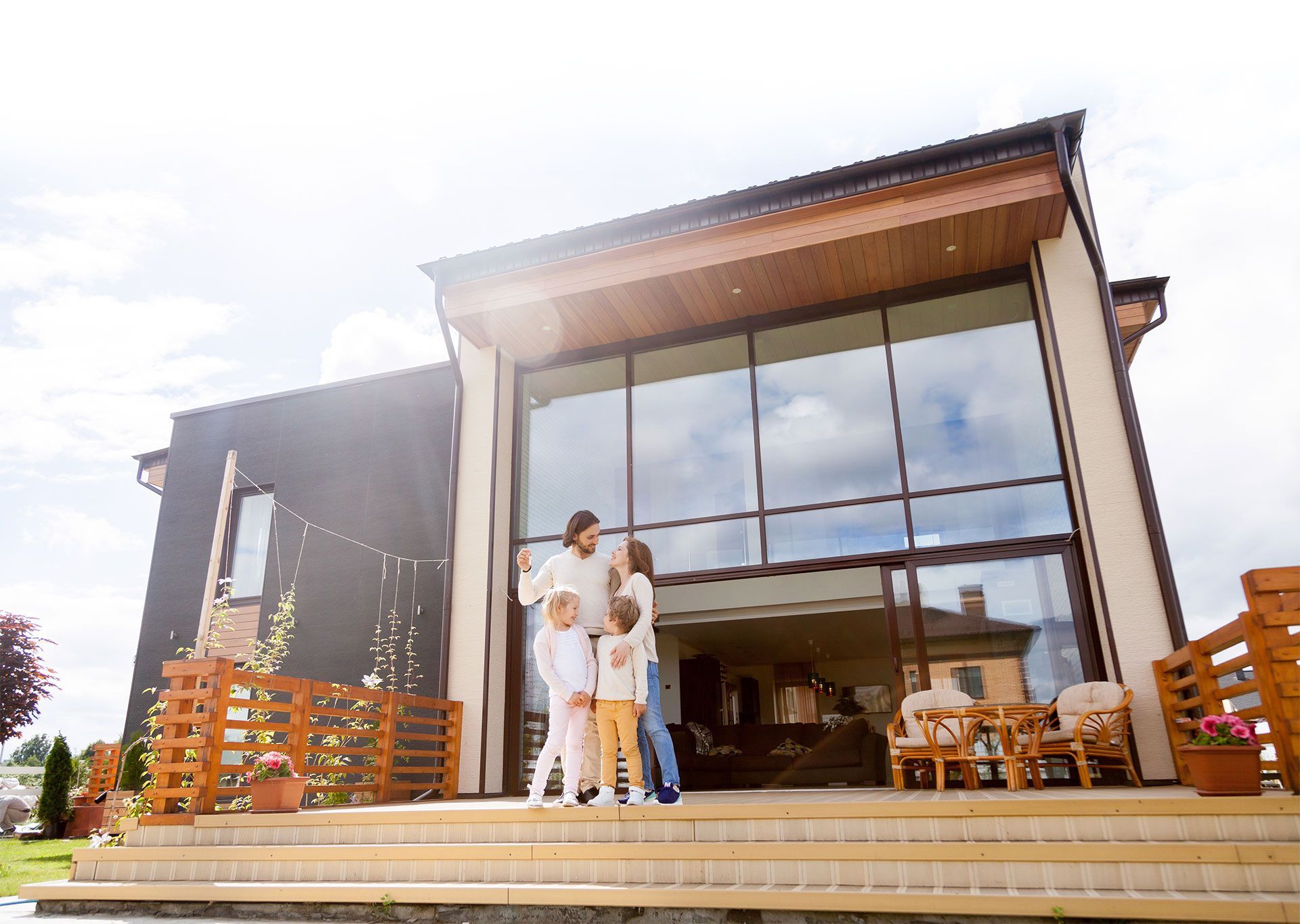 Famille devant une maison