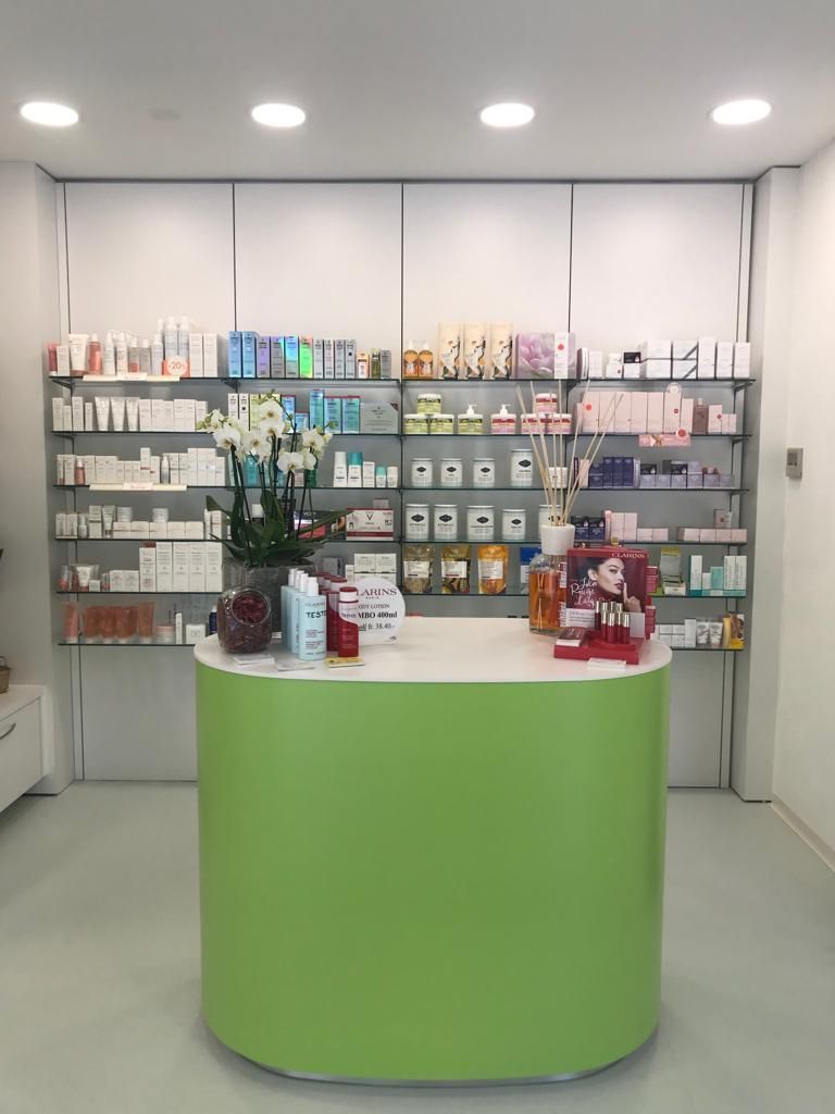 Bancone interno richiesta informazioni e farmaci - Farmacia Agno