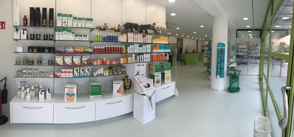 Scaffali interni Farmacia di Agno