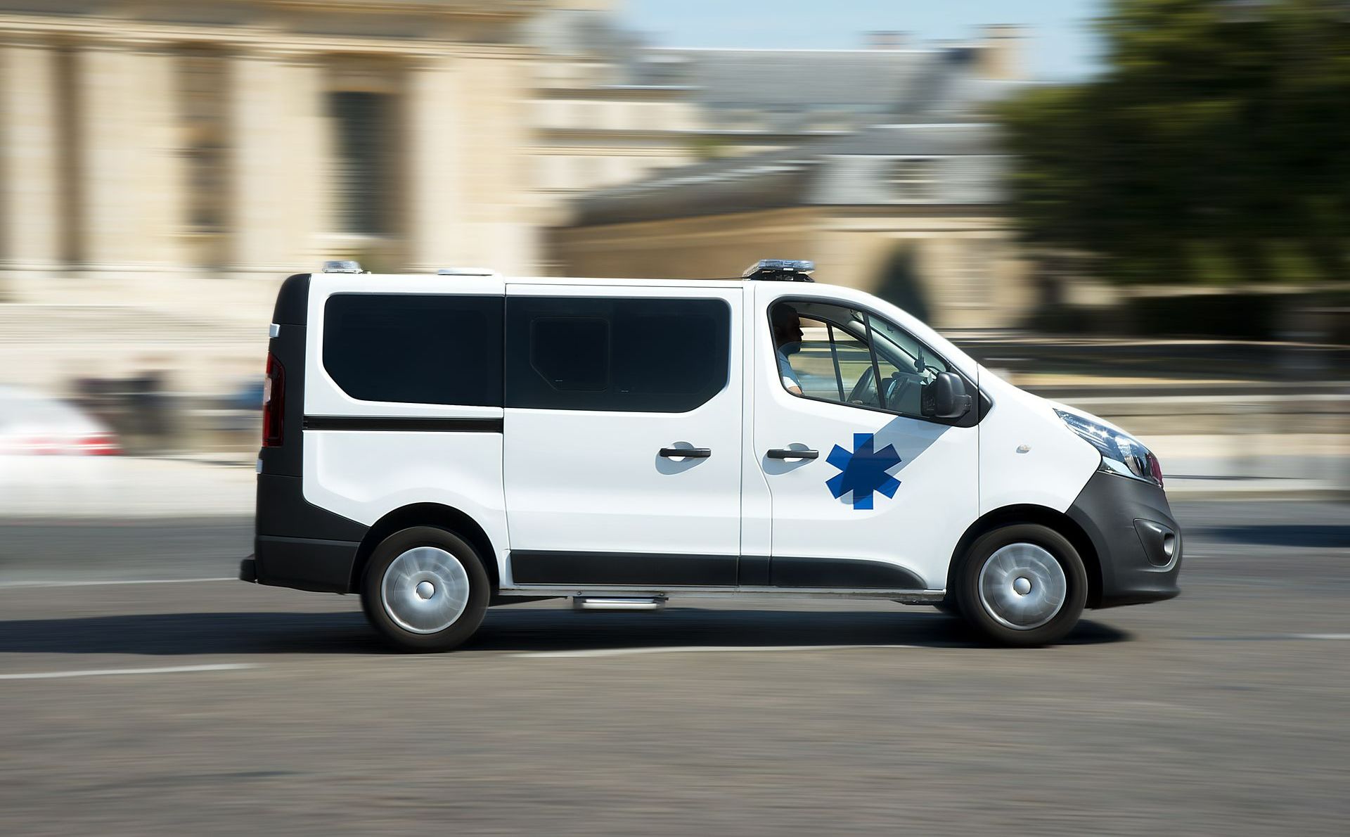 Une ambulance blanche