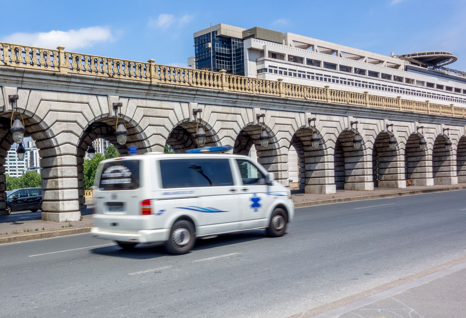 Une ambulance devant un pont