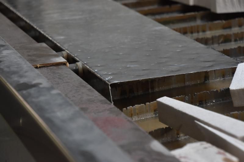 Eine Metallschneidemaschine schneidet ein Stück Metall