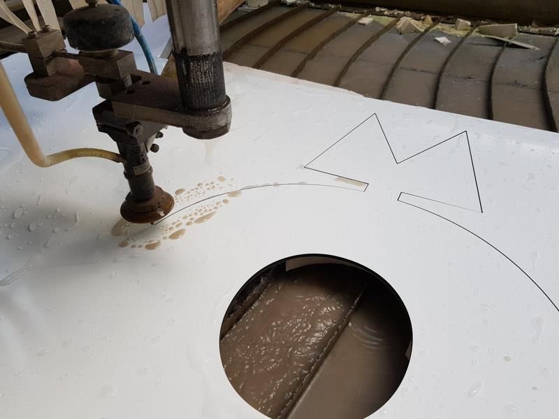 Eine Maschine schneidet ein Loch in ein Stück Papier