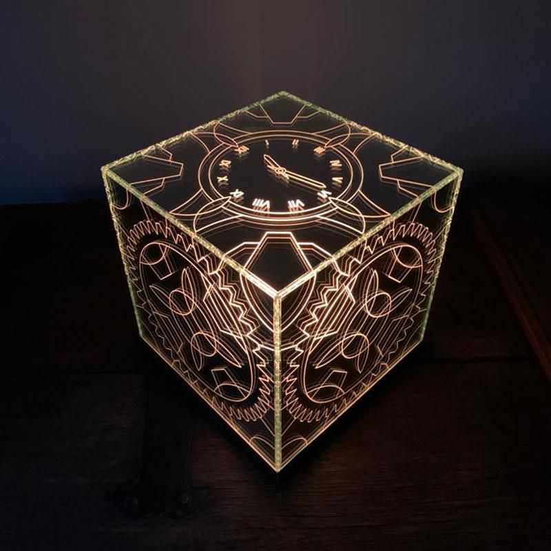 Ein leuchtender Würfel mit einer Uhr darauf