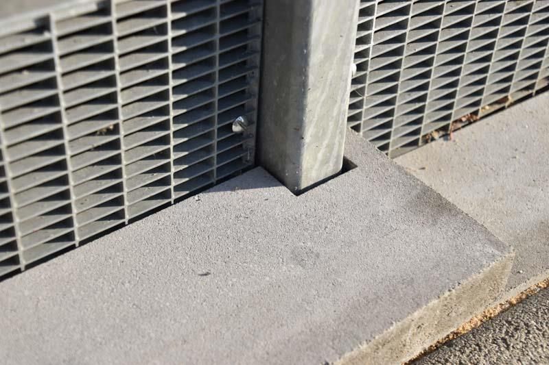 Eine Nahaufnahme eines Metallgitters an der Seite eines Gebäudes