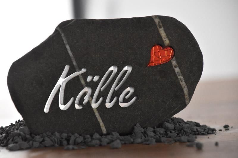 Ein schwarzer Stein mit dem Wort „Kalle“ darauf