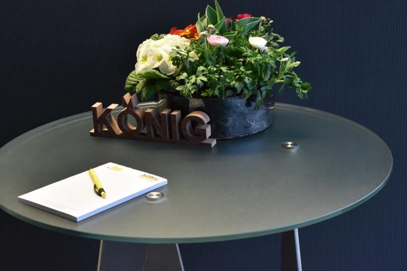 Ein runder Tisch mit einem Schild mit der Aufschrift „König“ darauf