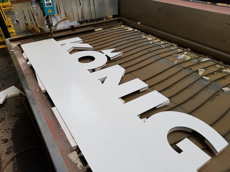 Ein Stück Papier, aus dem das Wort „Kong“ ausgeschnitten ist