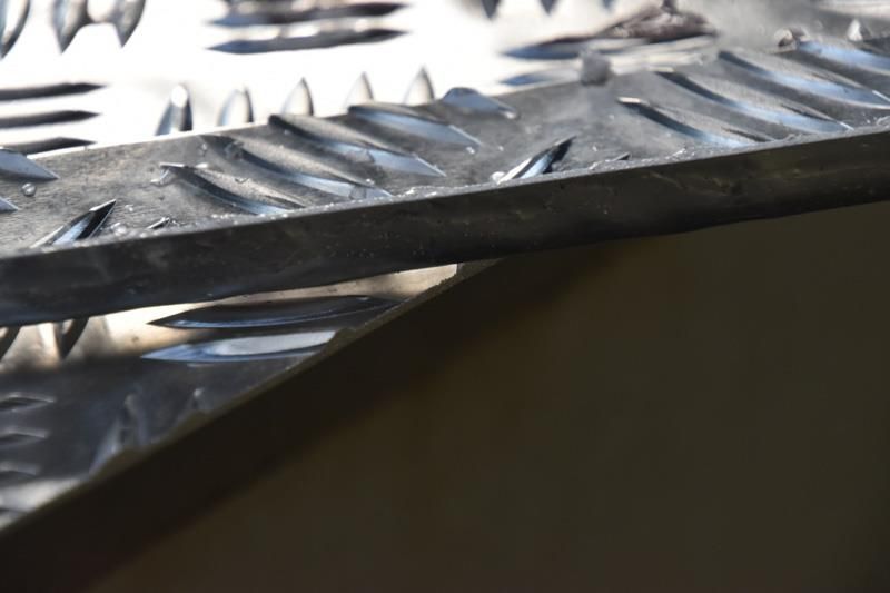 Eine Nahaufnahme einer Metalloberfläche mit einem diagonalen Muster