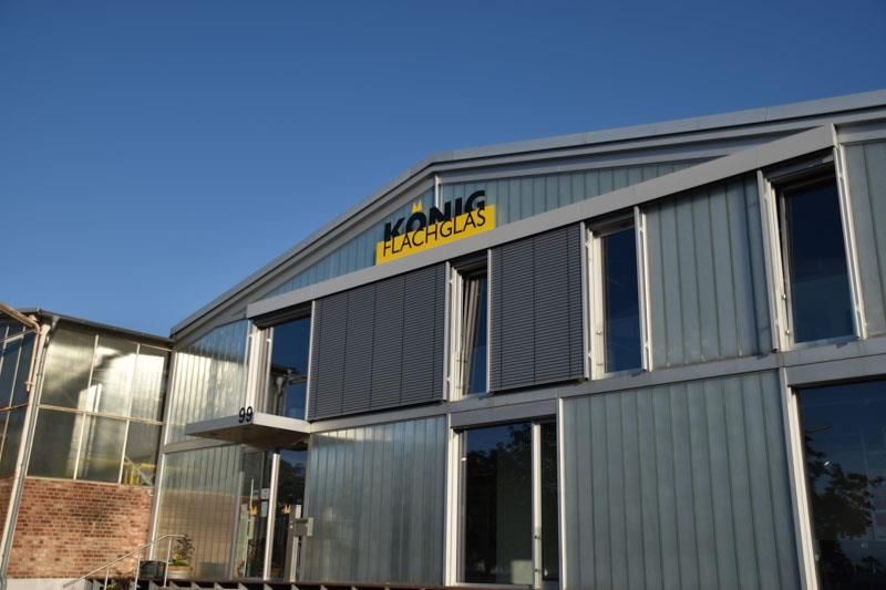 Ein Gebäude mit dem Wort König darauf