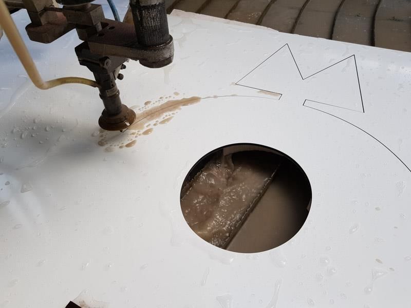 Eine Maschine schneidet ein Loch in ein Stück Papier