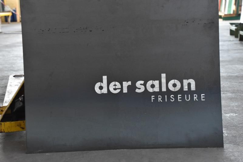 Ein Schild mit der Aufschrift „Der Salon Frisör“