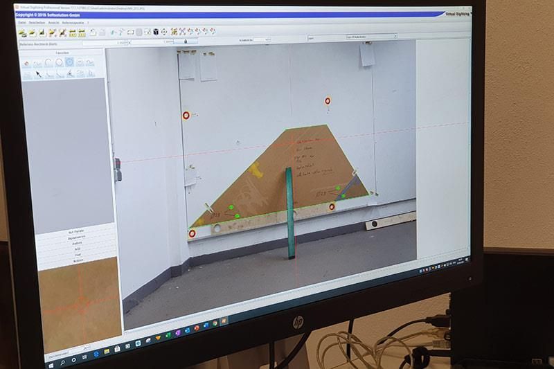 Ein Computermonitor zeigt ein Bild eines Dreiecks an einer Wand