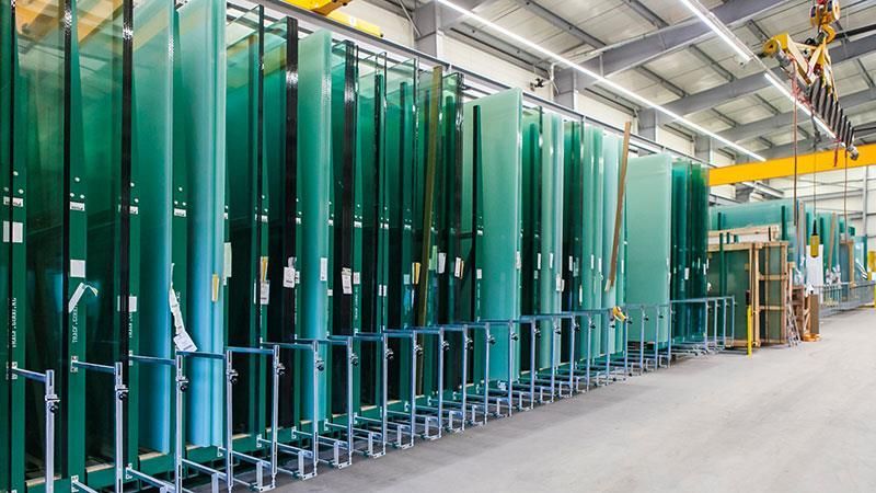 Ein großes Lager mit vielen Glasstücken