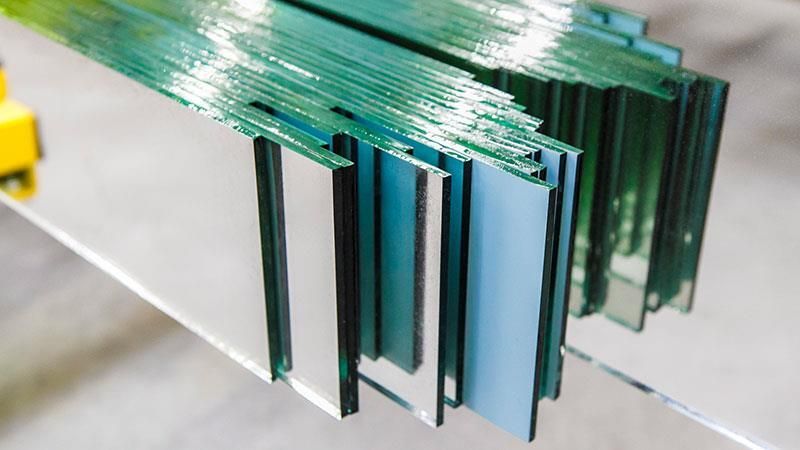 Auf einem Tisch sind mehrere Glasstücke übereinander gestapelt.