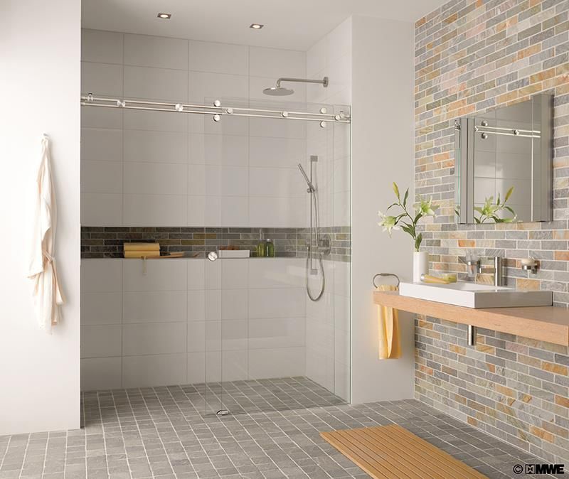 Ein Badezimmer mit ebenerdiger Dusche und Waschbecken