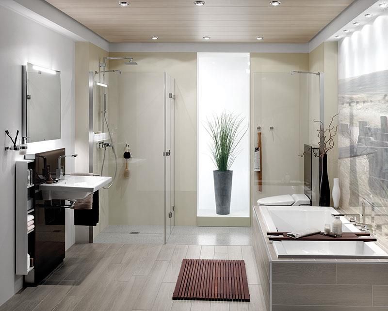 Ein Badezimmer mit Badewanne, Waschbecken und ebenerdiger Dusche