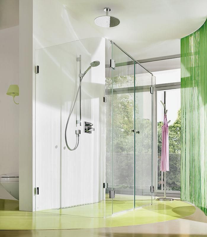 Ein Badezimmer mit Dusche und grünem Vorhang