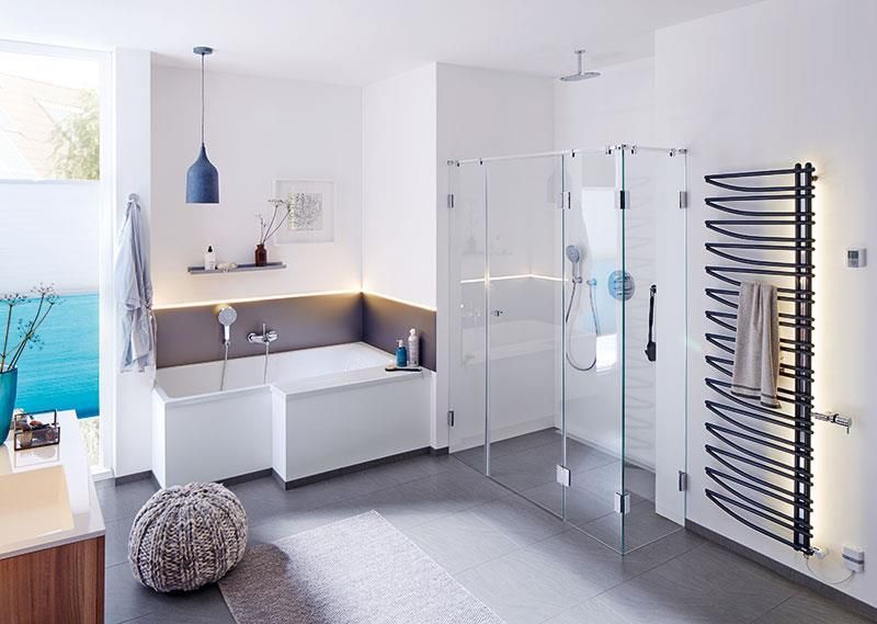 Ein Badezimmer mit Badewanne und ebenerdiger Dusche