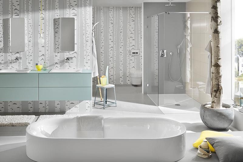 Ein Badezimmer mit Badewanne, Waschbecken, Spiegel und ebenerdiger Dusche.