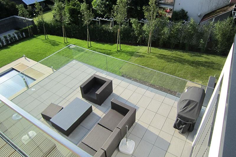 Eine Luftaufnahme einer Terrasse mit Möbeln und einem Pool