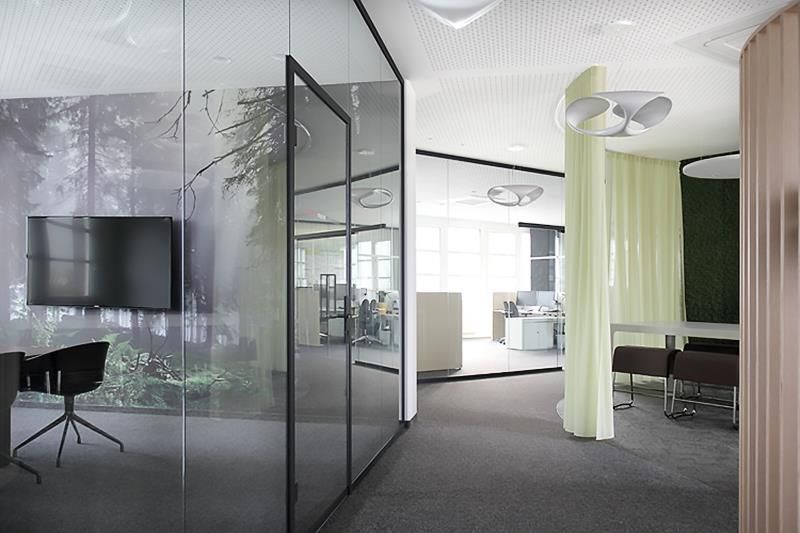 Ein Konferenzraum mit einem Flachbildfernseher an der Wand.