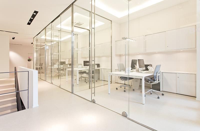 Ein modernes Büro mit Glaswänden und Tischen und Stühlen