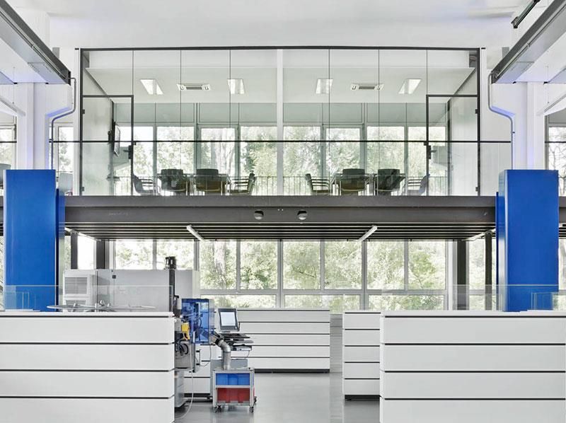 Ein großes Zimmer mit vielen Fenstern und einem Balkon