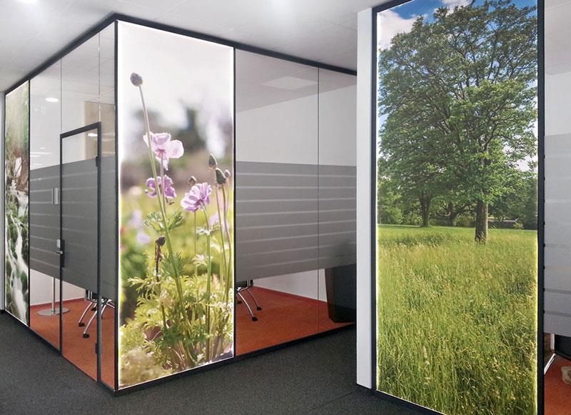 Ein Zimmer mit einem Blumenbild an der Wand