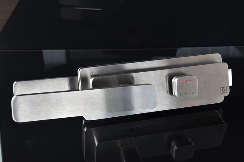 Eine Nahaufnahme eines Edelstahl-Türschlosses auf einer schwarzen Oberfläche