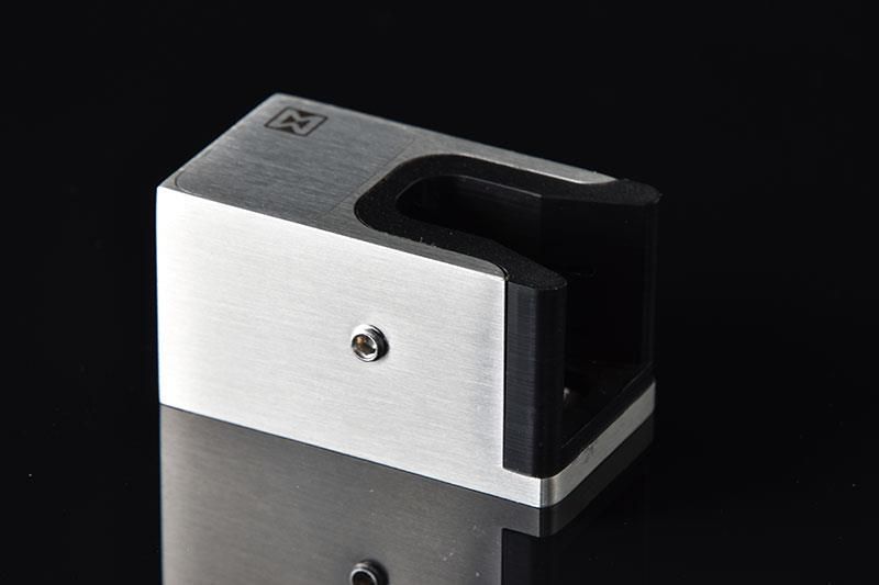 Ein schwarz-silberner Gegenstand mit einer Schraube darauf