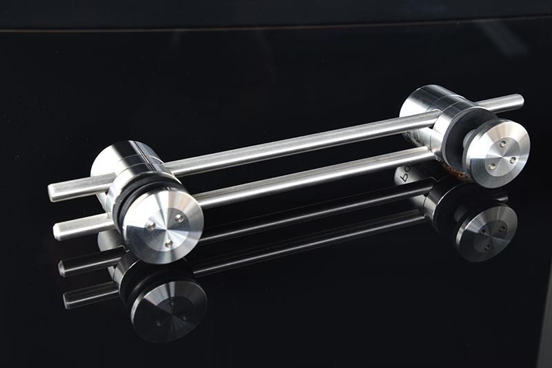 Ein Objekt aus Edelstahl liegt auf einer schwarzen Oberfläche.