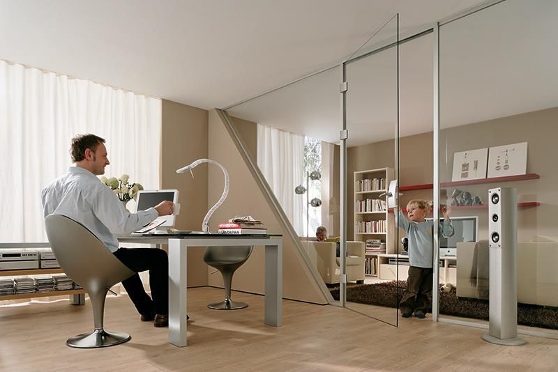 Ein Mann sitzt an einem Schreibtisch vor einem Computer