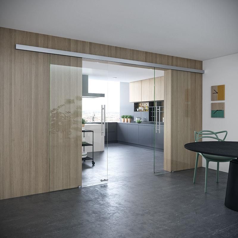 Eine Küche mit Glasschiebetüren und einem Tisch und Stühlen