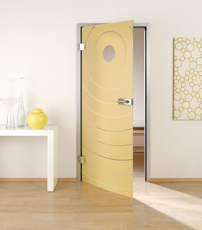 Eine gelbe Tür mit Kreisen darauf ist in einem Raum offen