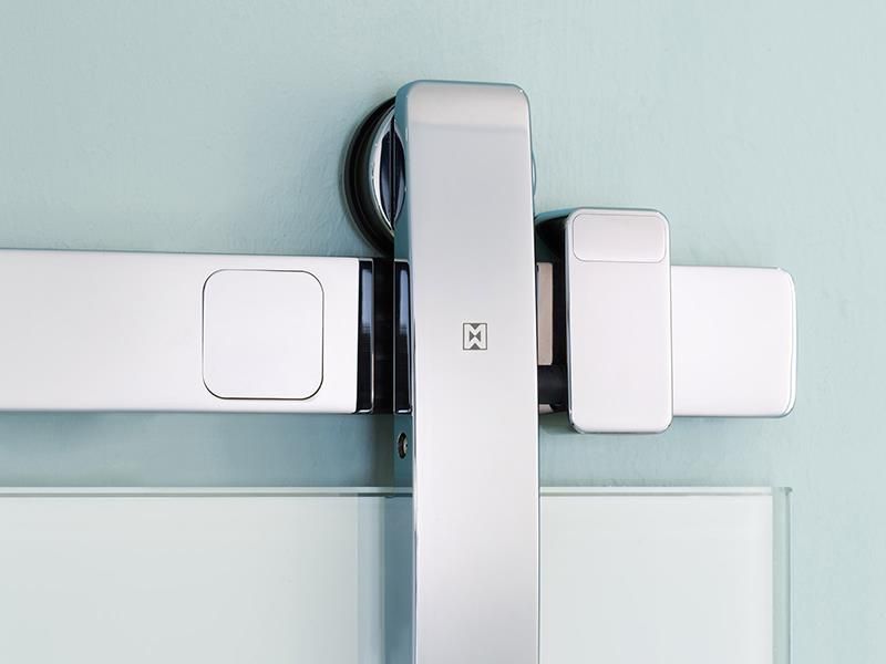 Eine Nahaufnahme einer Glasschiebetür mit dem Buchstaben F darauf