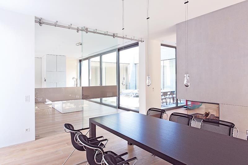 Ein Esszimmer mit einem langen Tisch und Stühlen