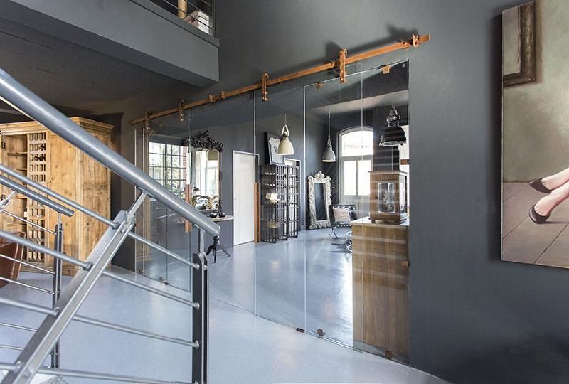 Ein Bild von den Beinen einer Frau hängt an einer Wand neben einer Treppe