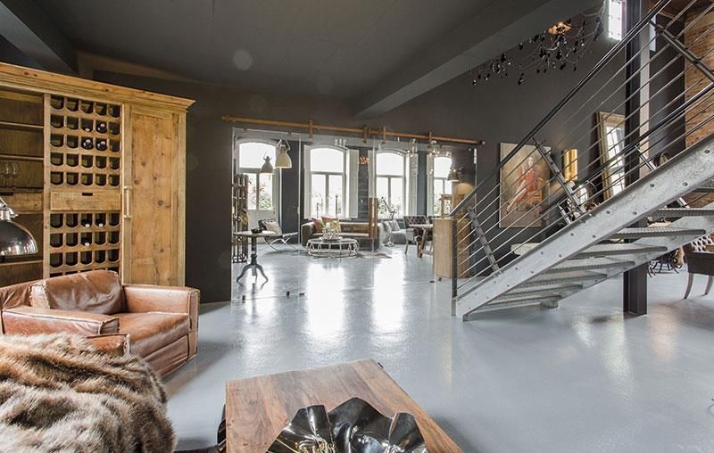 Ein Wohnzimmer mit einer Treppe, die in den zweiten Stock führt