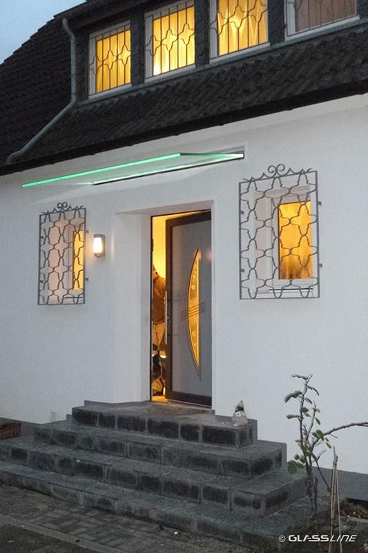 Ein weißes Haus mit Treppen, die zur Haustür führen